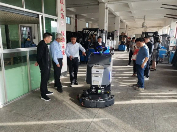 情暖永新昌丨熱烈歡迎廈門總商會(huì)舉辦的哈工大會(huì)長(zhǎng)班同學(xué)光臨廈門永新昌參觀指導(dǎo)。